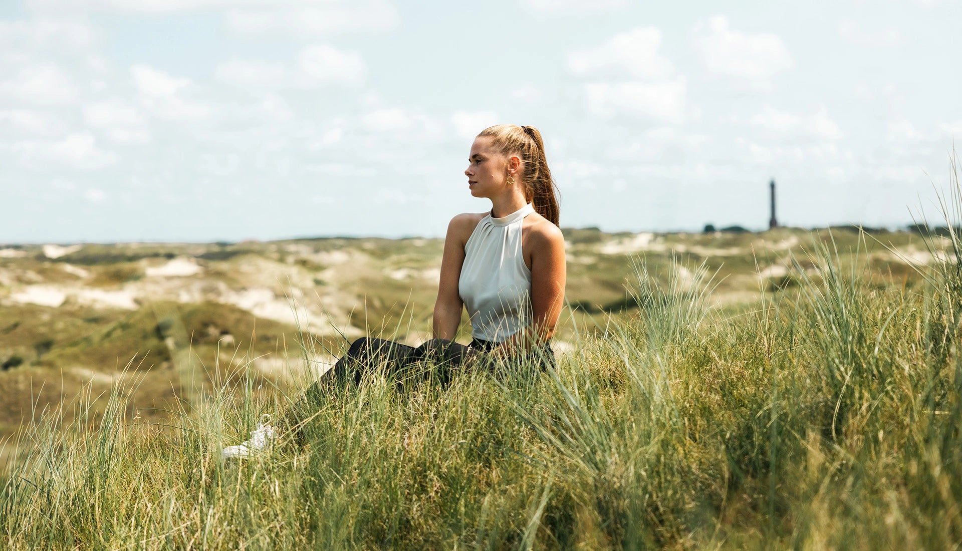 Ein Modell trägt ein weißes Oberteil der Modemarke Friends of Lilly.