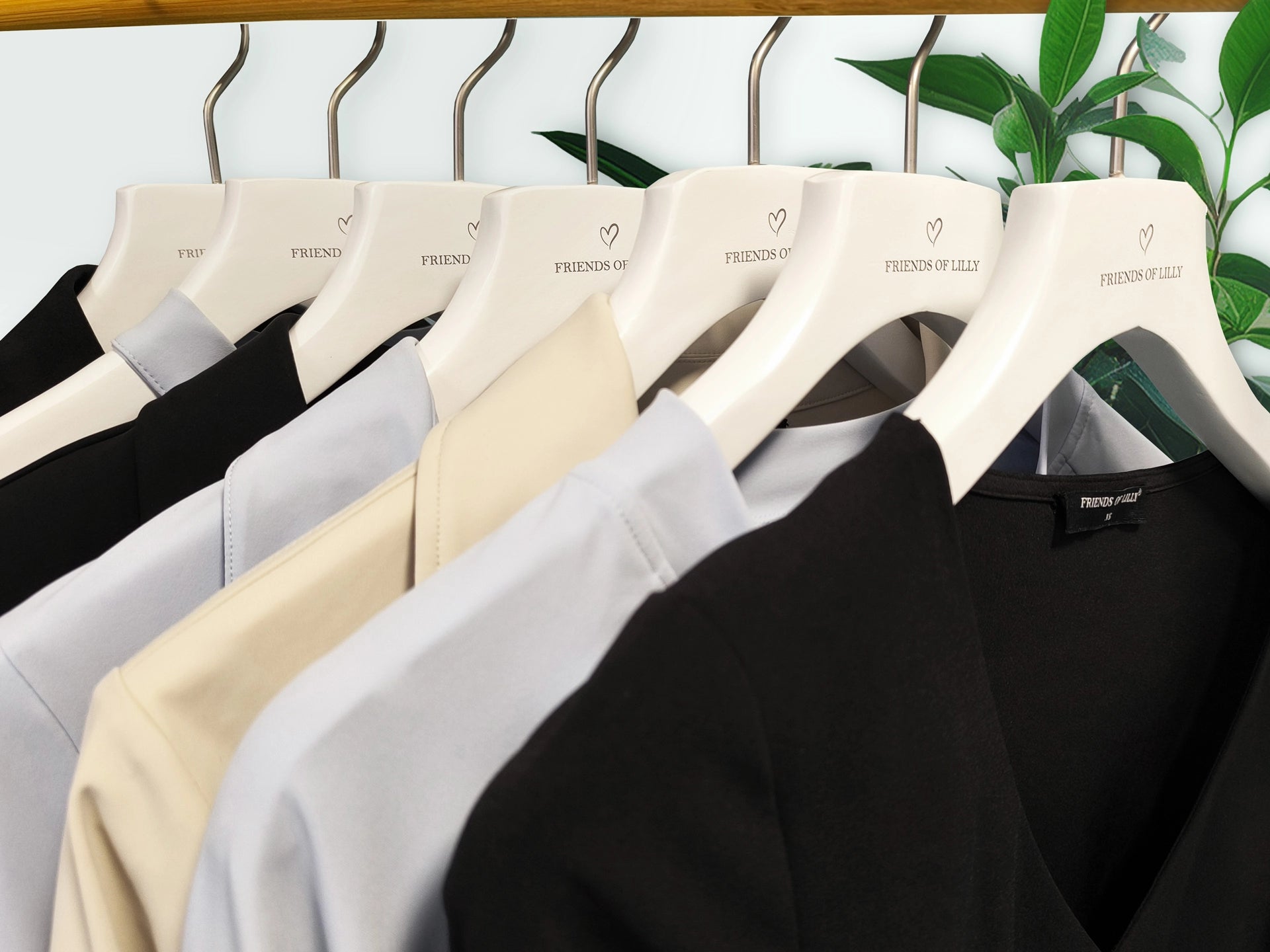 Kleiderbügel der Modemarke Friends of Lilly.